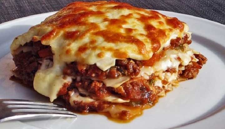 Delicious Homemade Lasagna Bolognese Recipe with layers of meat sauce and creamy béchamel