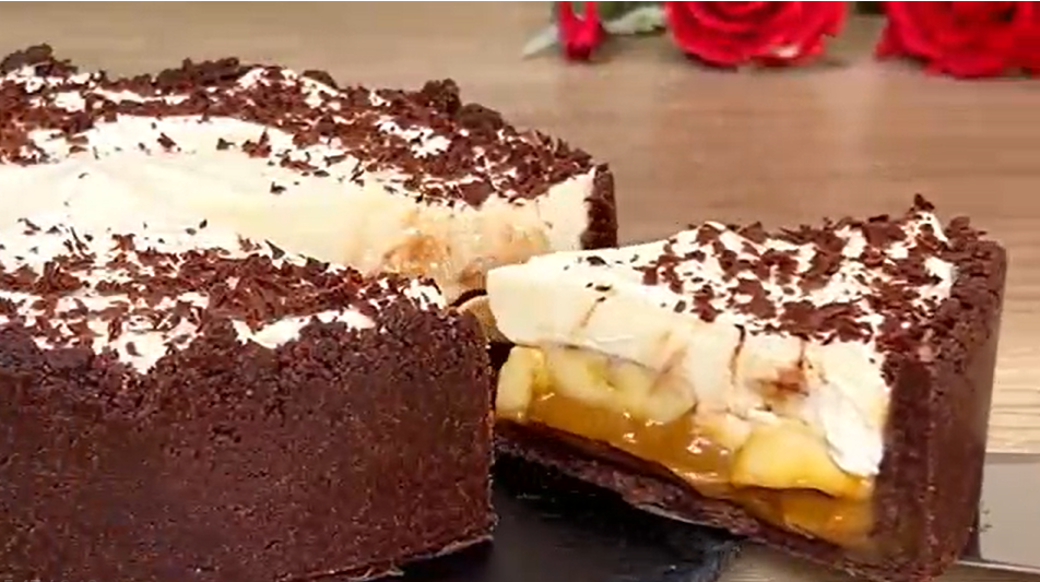 finished no bake caramel caramel cheesecake with chocolate shavings