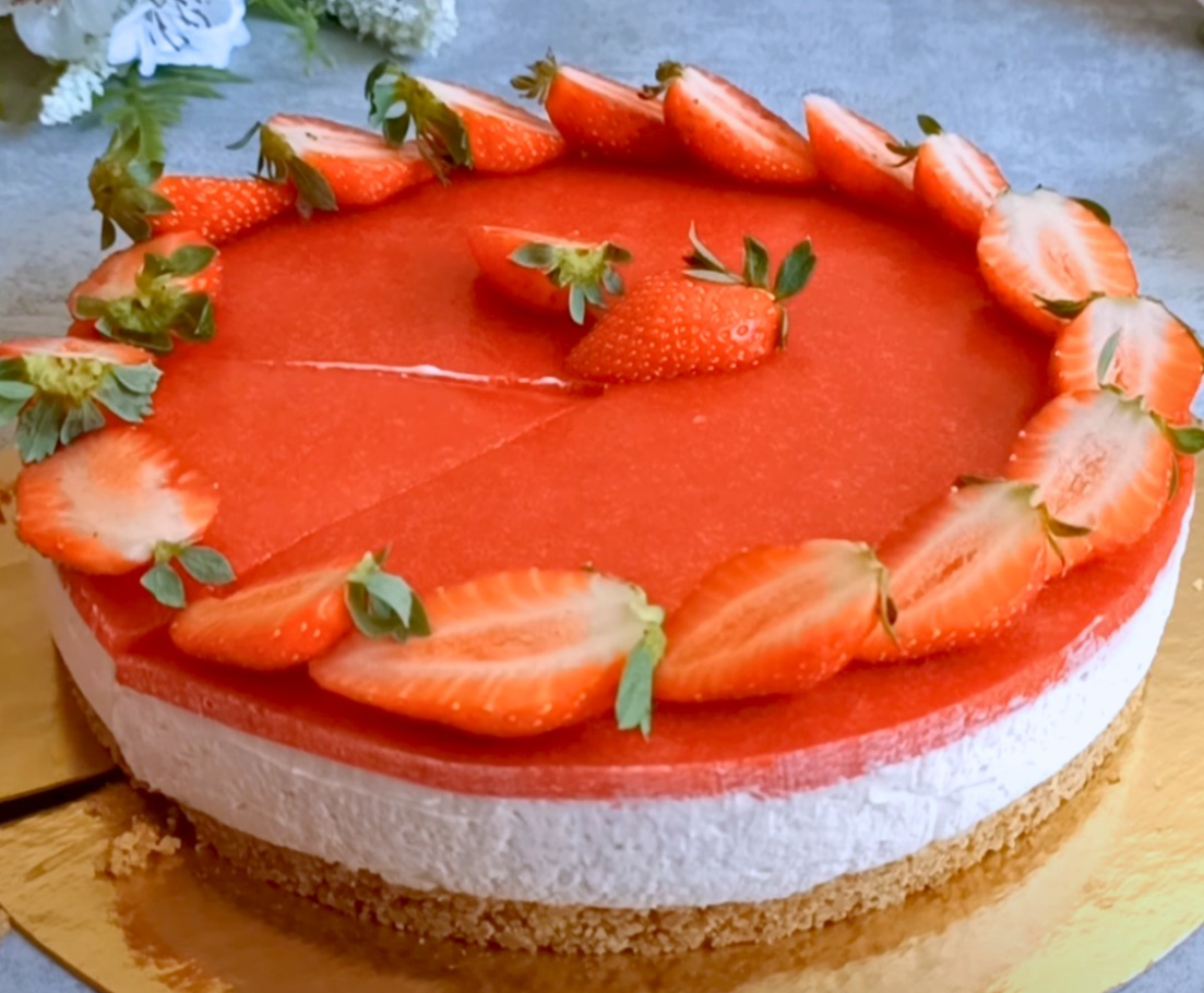 No-bake strawberry cheesecake topped with fresh strawberries
