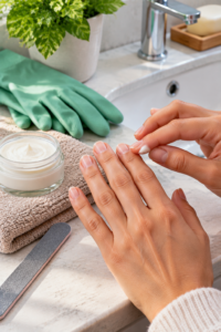 Moisturizing splitting and breaking nails after washing to reduce dryness