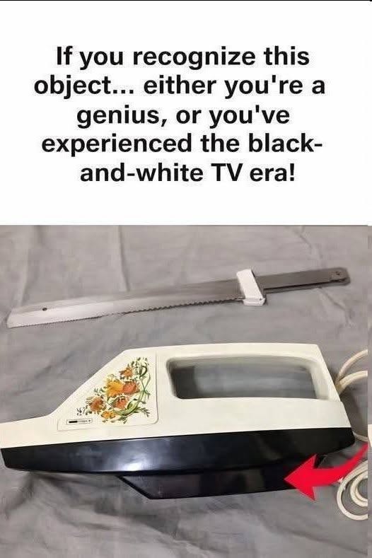 Vintage electric carving knife with detachable serrated blades