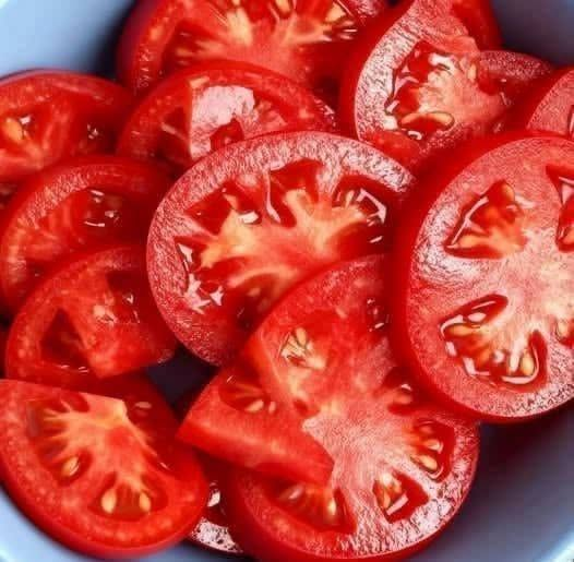 fresh tomatoes showing tomato health benefits and nutrition